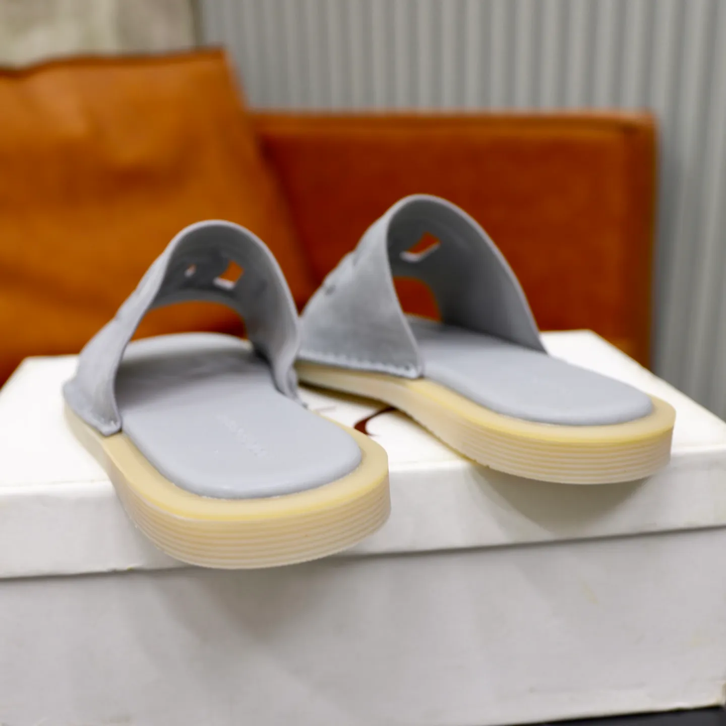 Ex-factory price: 340💰🙅‍♂️🙅‍♂️🙅‍♂️ Brand: DG Standard code: 38-44 (45 customized) Grade: Same as the official website Material: Original leather design Original lightweight wear-resistant molded outsole Style category: Men's fashion sandals Distinguished luxury brand elements Top luxury Color: Actual picture color